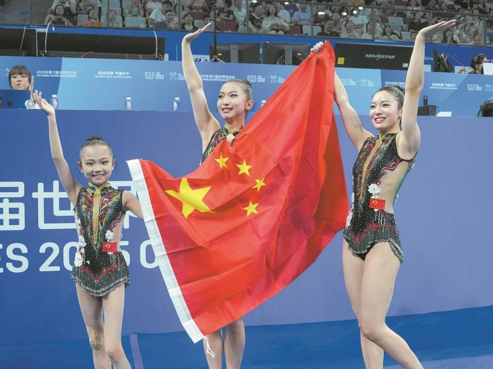 飞溅的水雾, 联起的不仅