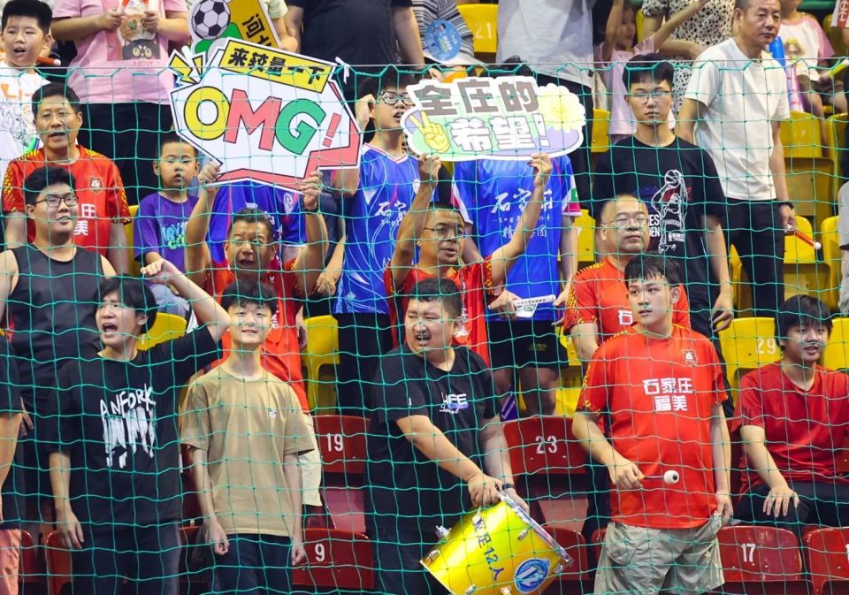 众性五人制, 的足球超级, 在主场球迷